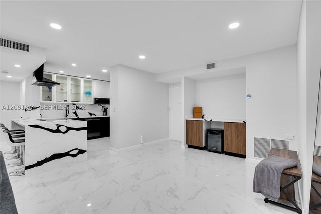 3800 Hillcrest Dr 203, Hollywood, FL 33021