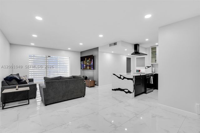 3800 Hillcrest Dr 203, Hollywood, FL 33021