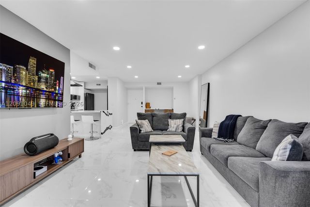 3800 Hillcrest Dr 203, Hollywood, FL 33021