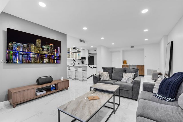 3800 Hillcrest Dr 203, Hollywood, FL 33021