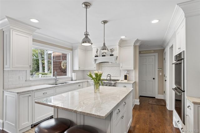 11 Cobblestone Court, Centerport, NY 11721