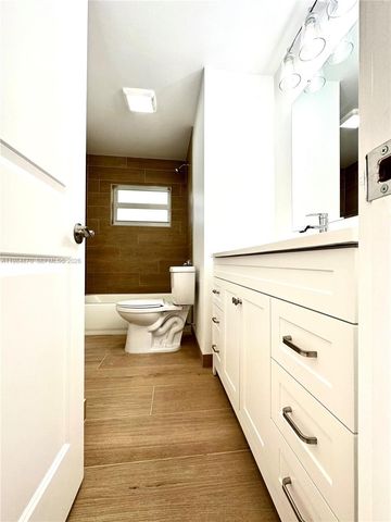 3042 Hayes St, Hollywood, FL 33021