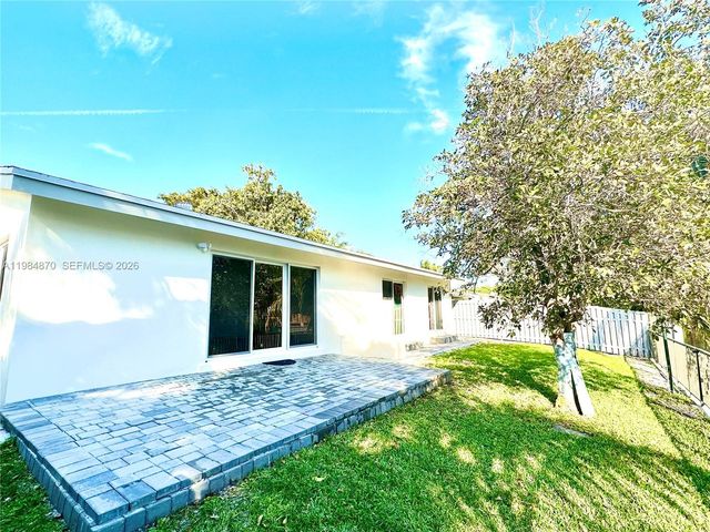 3042 Hayes St, Hollywood, FL 33021