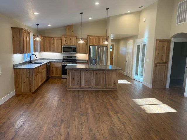 220 SW Quiet Water Lane, Grants Pass, OR 97527