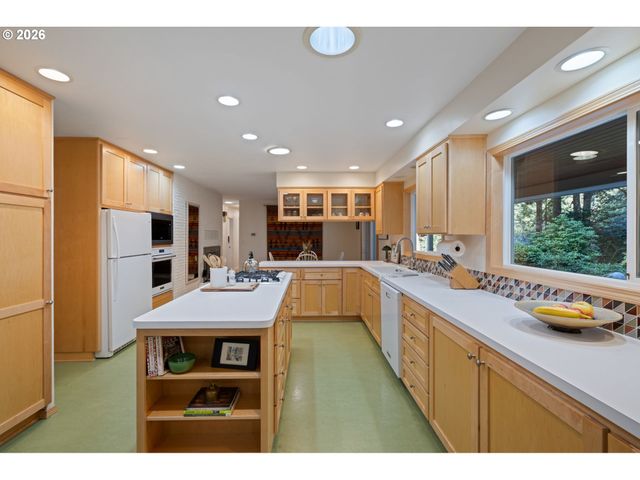 6167 Sw MILES Ct, Portland, OR 97219