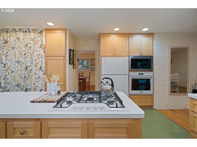 6167 Sw MILES Ct, Portland, OR 97219