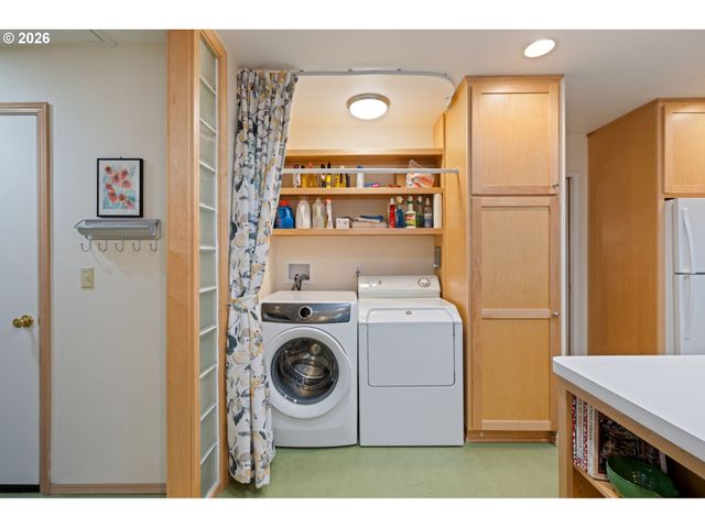 6167 Sw MILES Ct, Portland, OR 97219