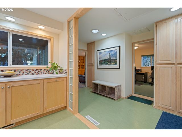 6167 Sw MILES Ct, Portland, OR 97219