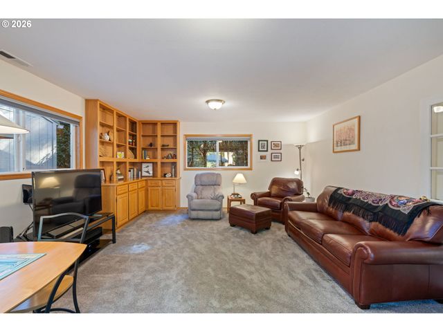6167 Sw MILES Ct, Portland, OR 97219