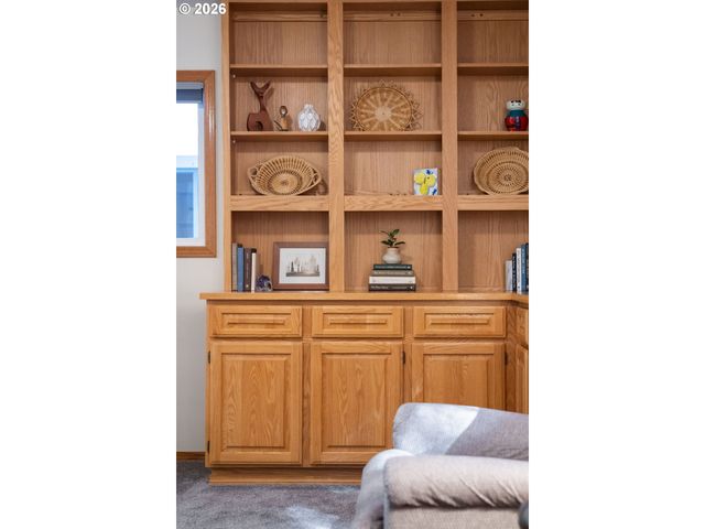 6167 Sw MILES Ct, Portland, OR 97219