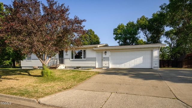 900 10th Street NE, Beulah, ND 58523 property photo