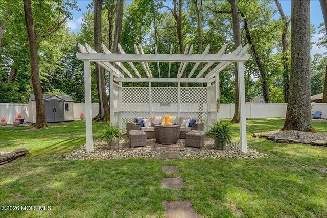 15 Country Lane, Manalapan, NJ 07726