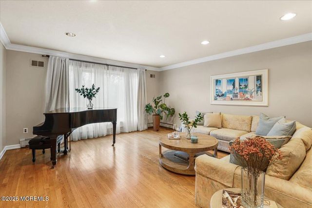 15 Country Lane, Manalapan, NJ 07726