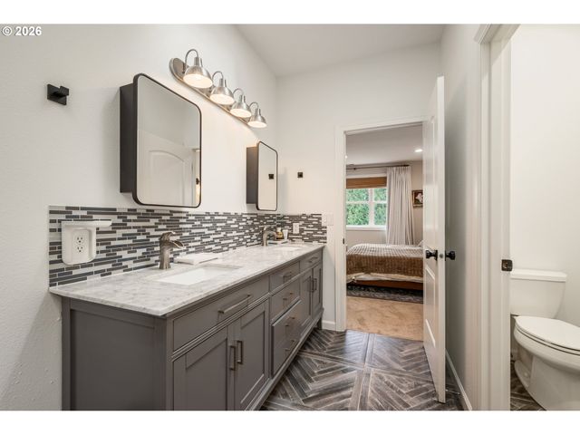 250 W ST JAMES Pl, Longview, WA 98632