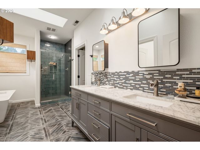 250 W ST JAMES Pl, Longview, WA 98632