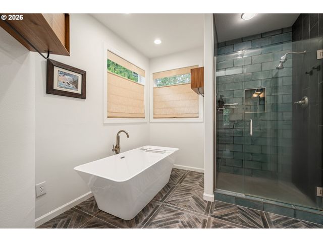 250 W ST JAMES Pl, Longview, WA 98632