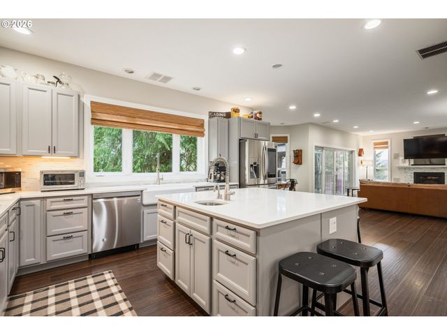 250 W ST JAMES Pl, Longview, WA 98632