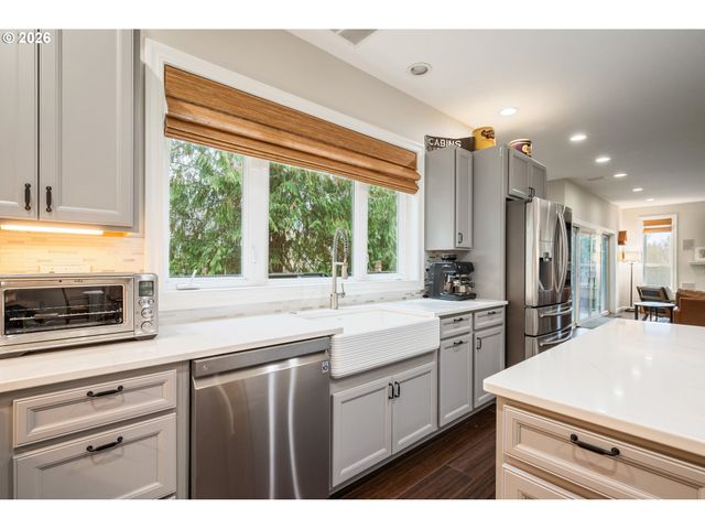 250 W ST JAMES Pl, Longview, WA 98632