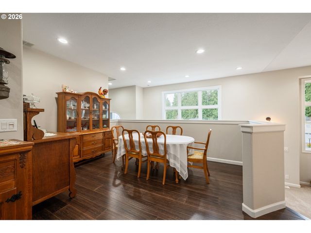250 W ST JAMES Pl, Longview, WA 98632