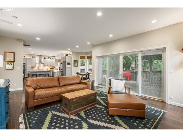 250 W ST JAMES Pl, Longview, WA 98632