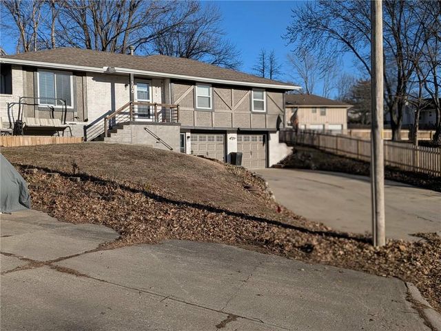 308 SW MOORE Place, Blue Springs, MO 64015