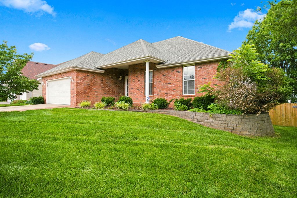 395 S Yellowwood Drive, Springfield, MO 65809