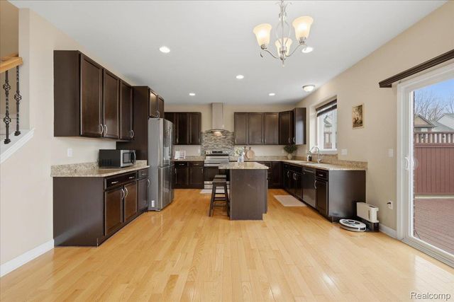 1114 Wales Drive, Orion Charter Township, MI 48359