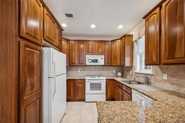 652 Balfour Place, Melville, NY 11747