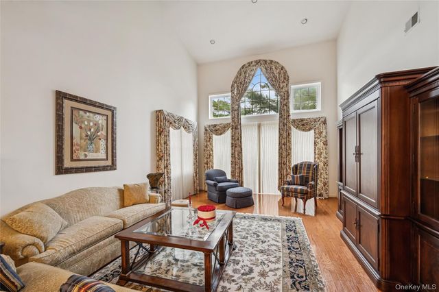 652 Balfour Place, Melville, NY 11747