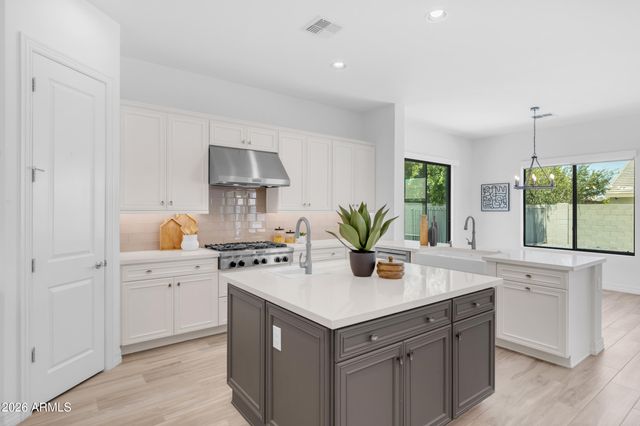 2538 E RAVENSWOOD Drive, Gilbert, AZ 85298