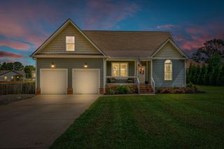 1123 Johnson St, Burns, TN 37029