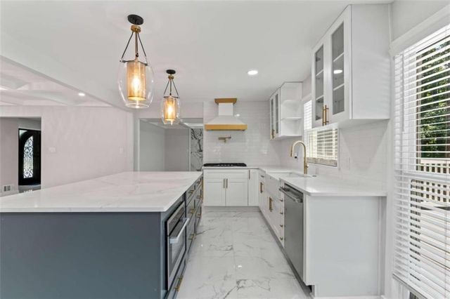 2023 Stoneleigh Drive, Stone Mountain, GA 30087