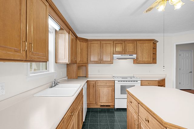 62 River Chase Dr, Jackson, TN 38305