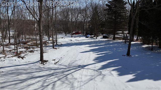 6106 E River Road, Flint Charter Township, MI 48433