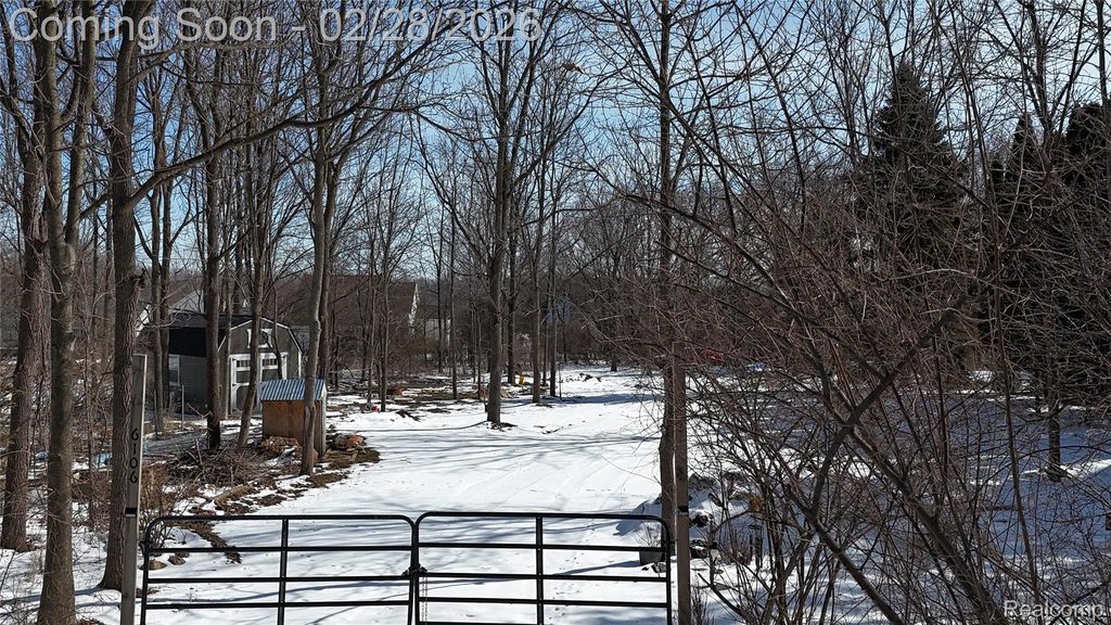 6106 E River Road, Flint Charter Township, MI 48433