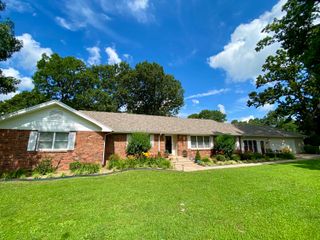 1605 South Park Avenue, Aurora, MO 65605