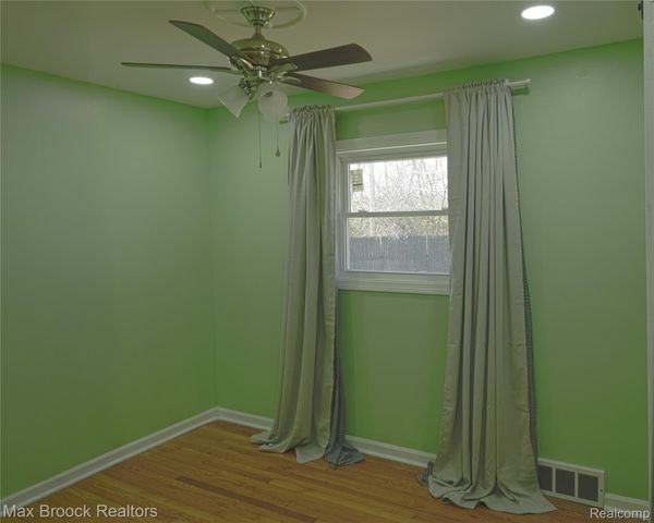 23645 W Newell Circle, Farmington, MI 48336