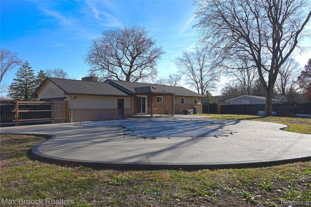 23645 W Newell Circle, Farmington, MI 48336