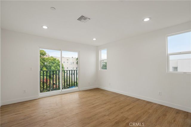 449 N Heliotrope Drive, Los Angeles, CA 90004