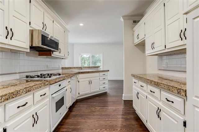 6001 Hallet Street, Shawnee, KS 66216