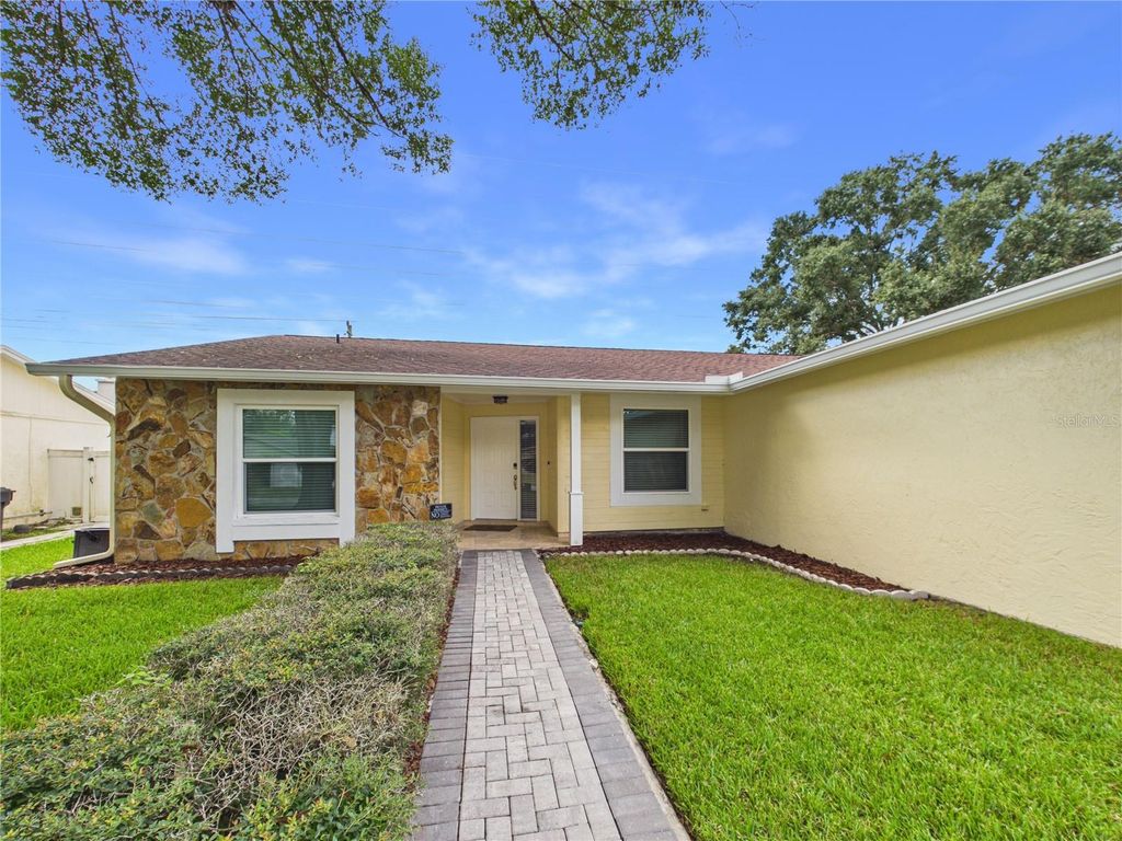 Image 2 of property listing at 16004 EAGLE RIVER WAY, Tampa, FL 33624