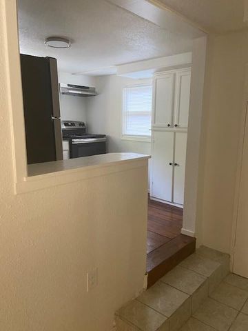 417 S Commerce ST B, Lockhart, TX 78644