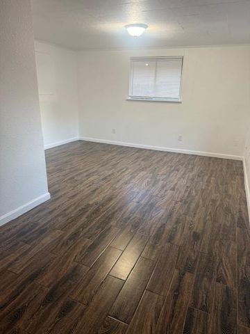 417 S Commerce ST B, Lockhart, TX 78644