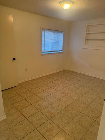 417 S Commerce ST B, Lockhart, TX 78644