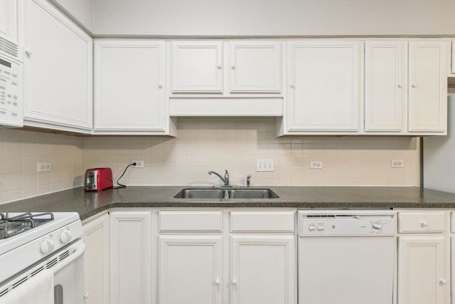 5155 Madison Street 3-208, Skokie, IL 60077