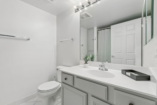 5155 Madison Street 3-208, Skokie, IL 60077