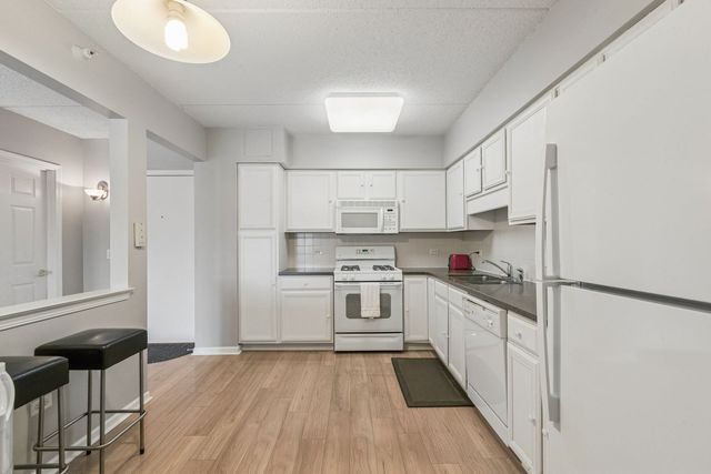 5155 Madison Street 3-208, Skokie, IL 60077