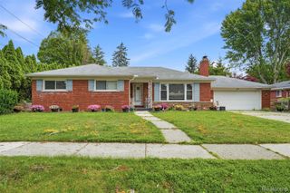 19986 E Doyle Place, Grosse Pointe Woods, MI 48236