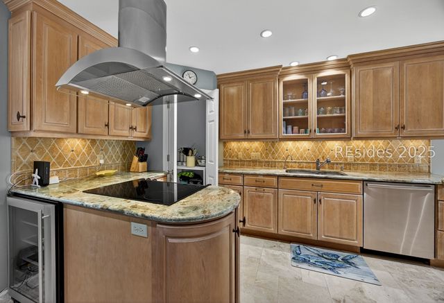 8 Pine Ct, Hilton Head Island, SC 29928