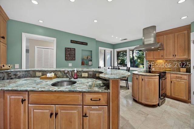 8 Pine Ct, Hilton Head Island, SC 29928